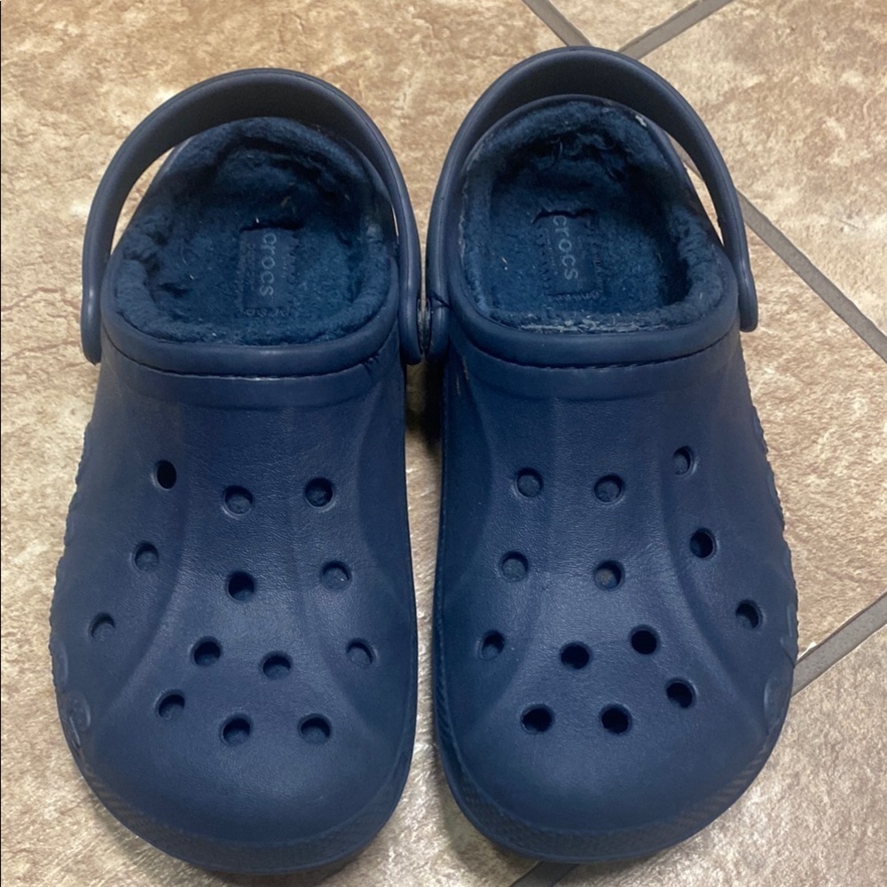 Crocs Kids Size 2 Sherpa Lined with Ventilation and Textured Grip Comfy Fall